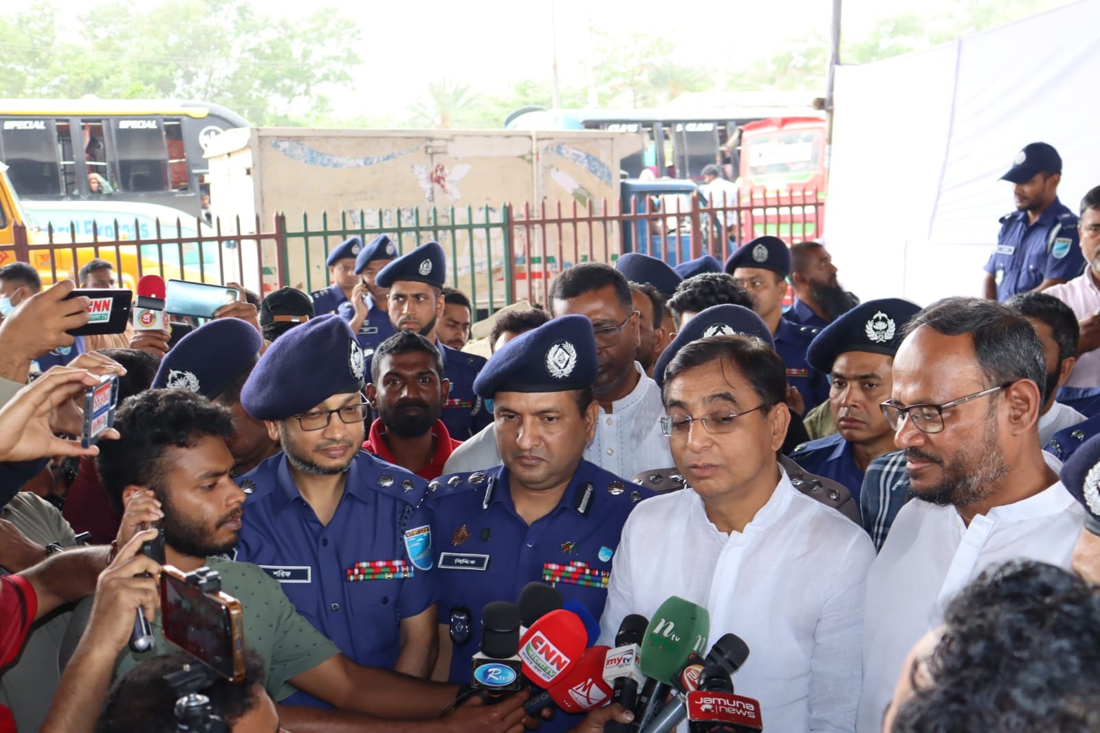 ঈদযাত্রা স্বস্তিদায়ক করতে মহাসড়কের পরিস্থিতি নিয়ন্ত্রণে গাজীপুরে প্রশাসনের সক্রিয় উপস্থিতি