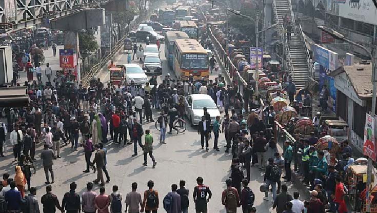 ঢাকার ৩ জায়গায় সাত কলেজের শিক্ষার্থীদের সড়ক অবরোধ, যান চলাচল বন্ধ