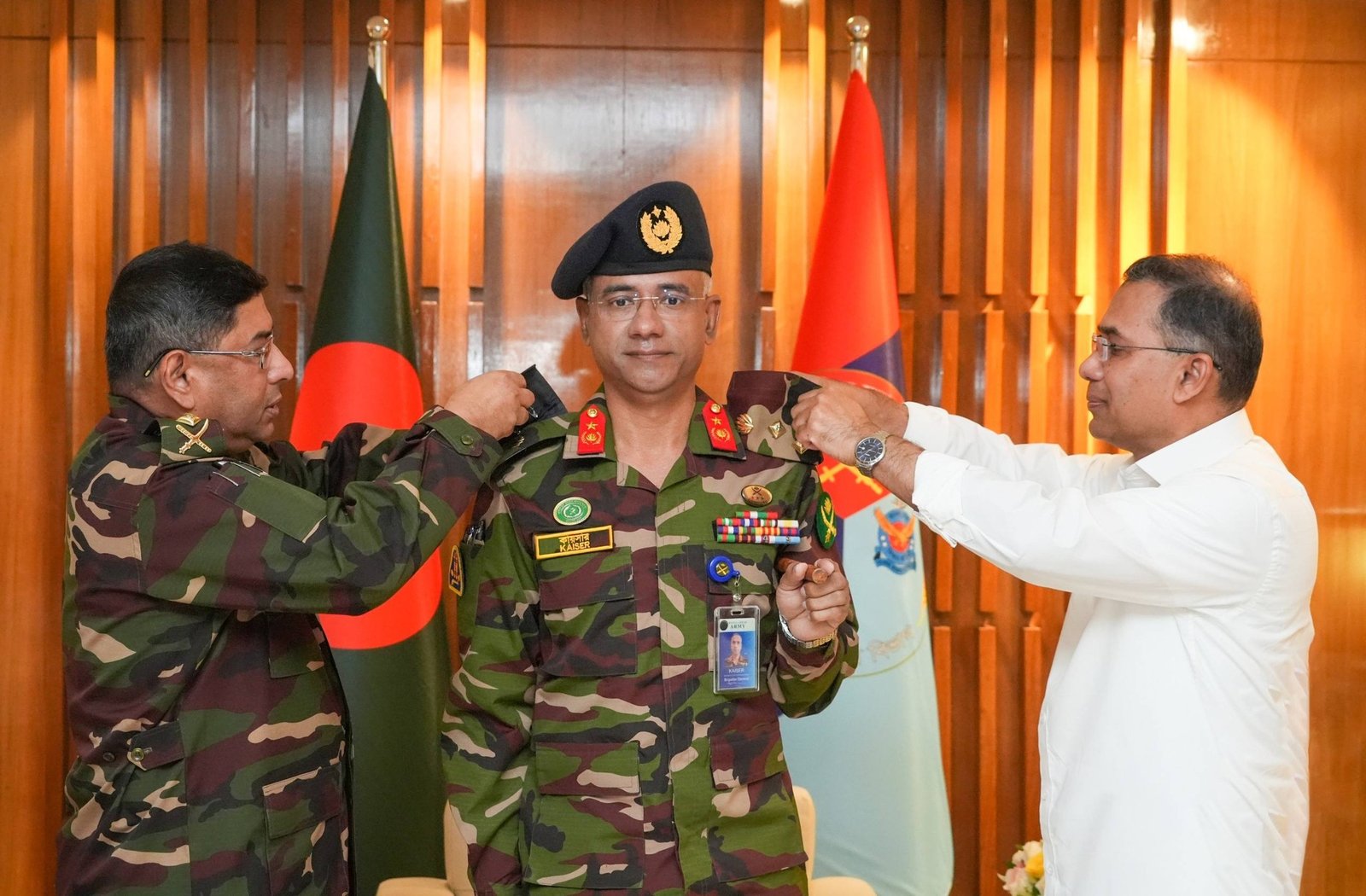 ডিজিএফআই প্রধানকে মেজর জেনারেল র্যাংক ব্যাজ পরিয়ে দিলেন প্রধানমন্ত্রী তারেক রহমান