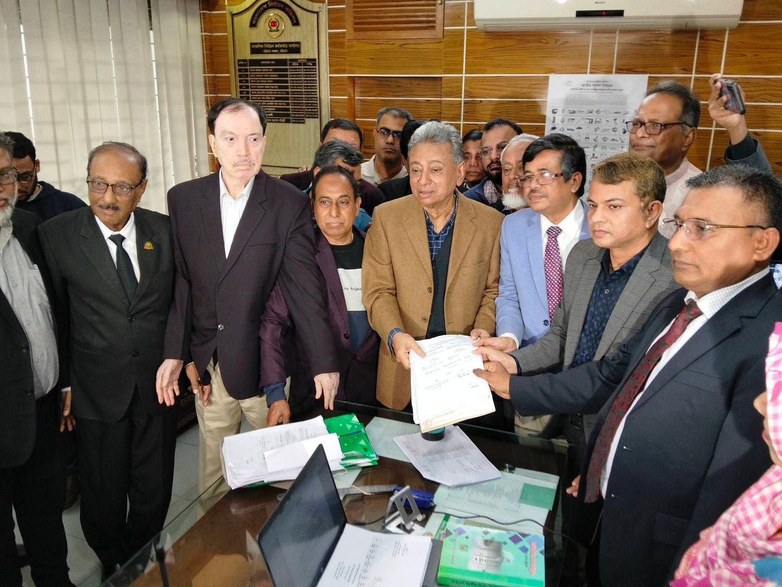 চট্টগ্রাম-১১ আসনে মনোনয়নপত্র জমা বিএনপির প্রার্থী আমীর খসরু মাহমুদ চৌধুরী