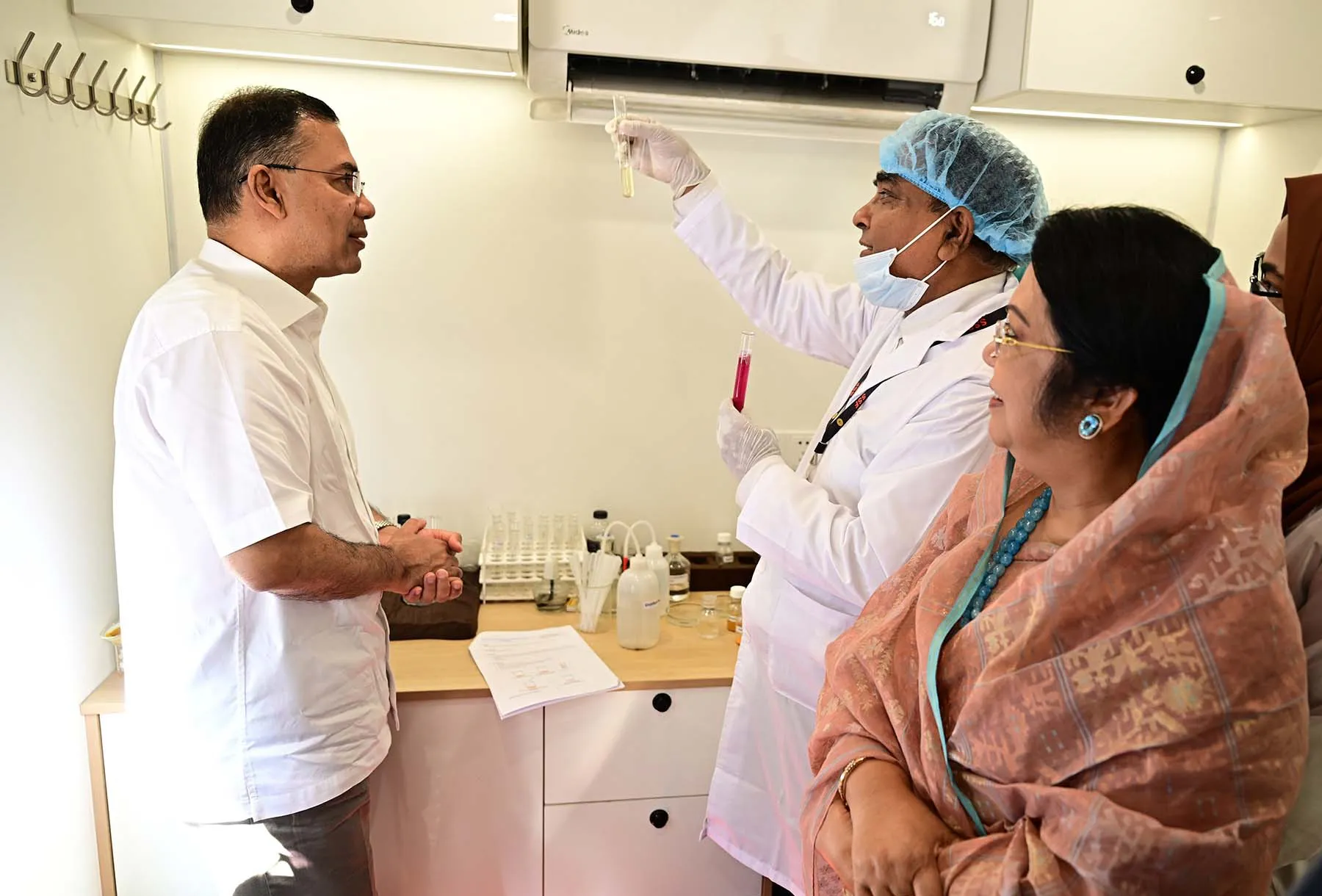 নিরাপদ খাদ্য নিশ্চিতে মোবাইল ল্যাবরেটরি ভ্যান পরিদর্শন করলেন প্রধানমন্ত্রী তারেক রহমান