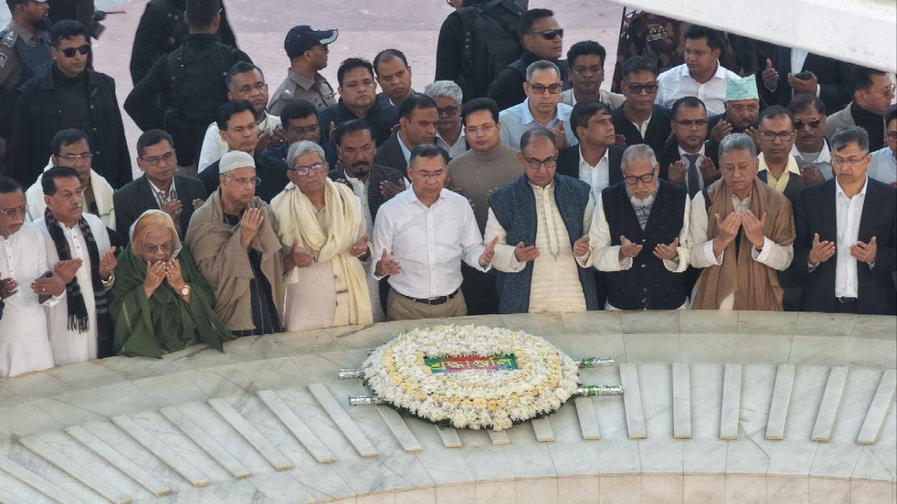 দীর্ঘ ১৮ বছর পর বাবা জিয়াউর রহমানের কবর জিয়ারত করলেন তারেক রহমান