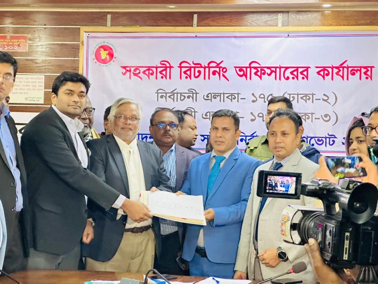 ঢাকা-২ আসনের জন্য মনোনয়ন জমা দিলেন বিএনপির মনোনীত প্রার্থী আমানউল্লাহ আমান