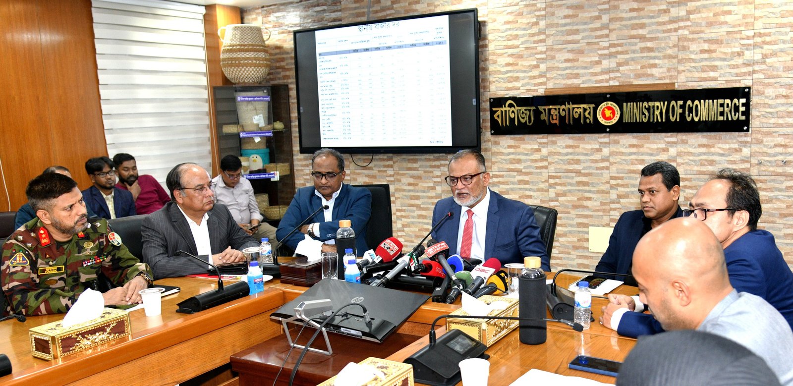 গতবছরের চেয়ে এবছরের রমজান হবে স্বস্তিদায়ক: বাণিজ্য উপদেষ্টা