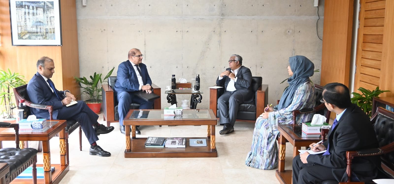 পাকিস্তান-বাংলাদেশ বাণিজ্য ও অর্থনৈতিক সহযোগিতা জোরদারে পররাষ্ট্র সচিবের সাথে বৈঠক করলেন পাকিস্তান হাইকমিশনার