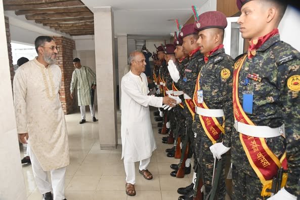 পবিত্র ঈদ-উল-আযহার শুভেচ্ছা বিনিময় উপলক্ষ্যে স্বরাষ্ট্র উপদেষ্টা আনসার ও গ্রাম প্রতিরক্ষা বাহিনীর সদর দপ্তর পরিদর্শন করলেন