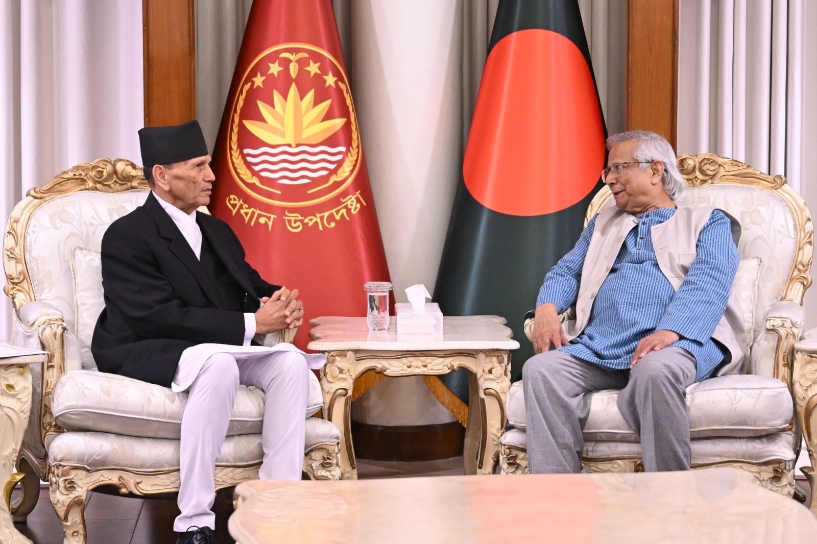 প্রধান উপদেষ্টার সঙ্গে সাক্ষাৎ করলেন নেপালের পররাষ্ট্রমন্ত্রী