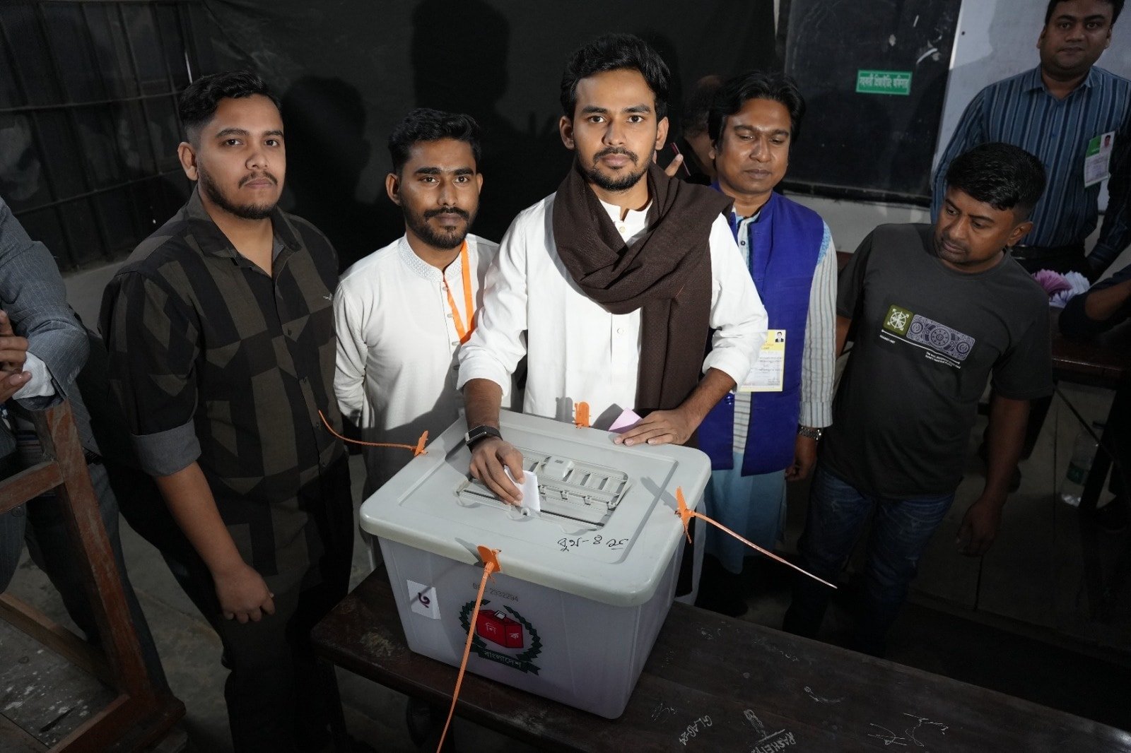 নিউমার্কেটে ভোট দিলেন জাতীয় নাগরিক পার্টির মুখপাত্র আসিফ মাহমুদ সজীব ভূঁইয়া
