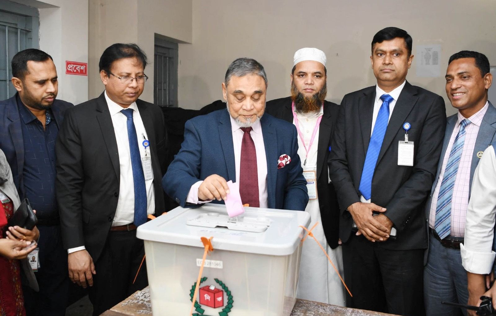 রমনায় ভোট দিলেন প্রধান নির্বাচন কমিশনার এ.এম.এম. নাসির উদ্দিন
