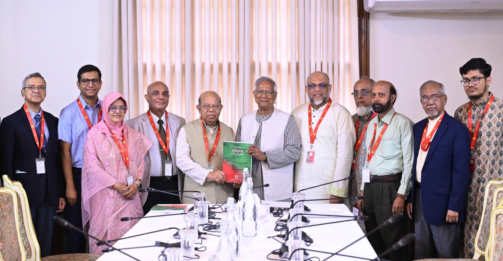 প্রধান উপদেষ্টার কাছে স্বাস্থ্য বিষয়ক সংস্কার কমিশনের প্রতিবেদন জমা