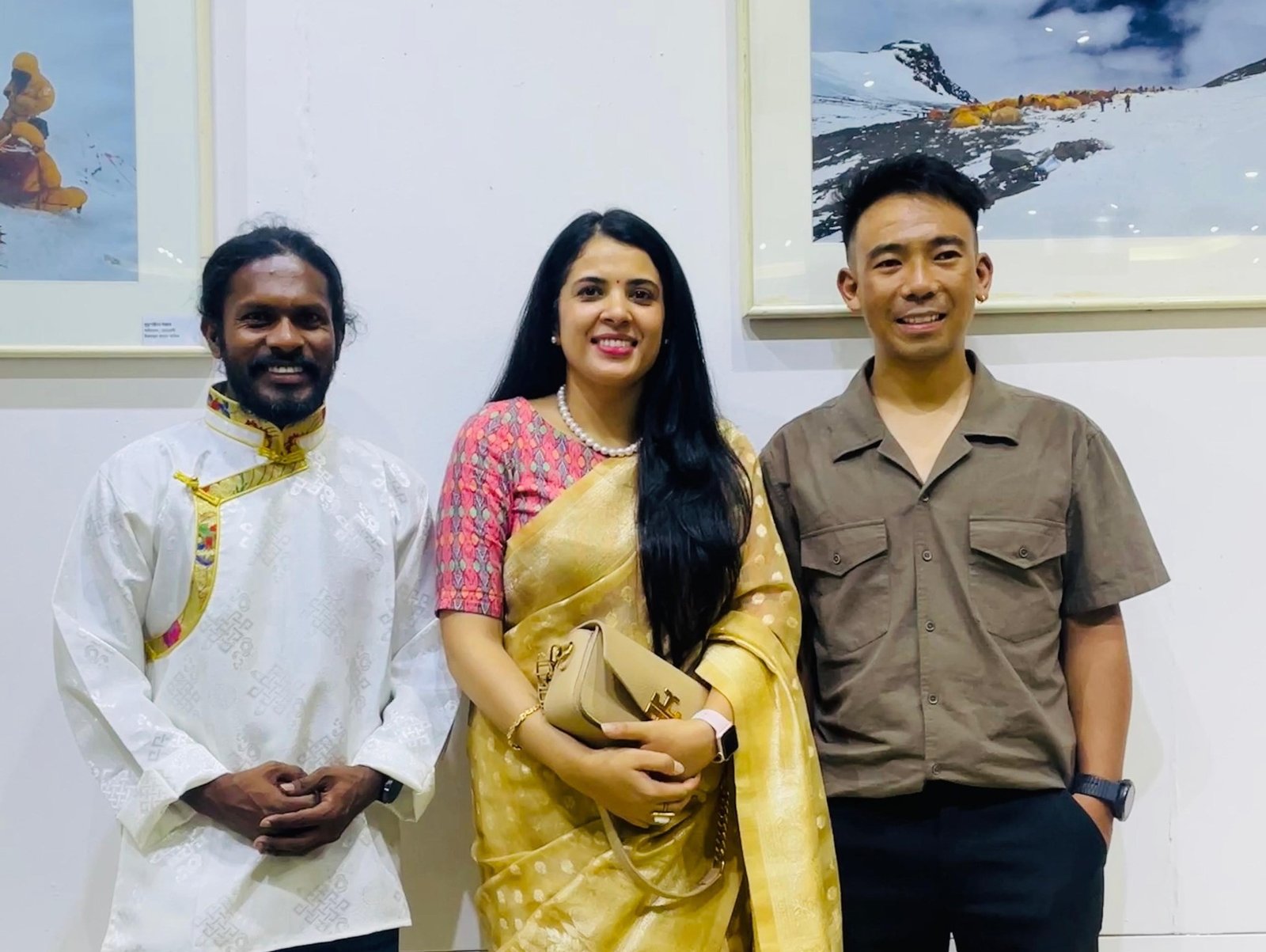 বাংলাদেশ-নেপাল পর্বতারোহীদের অভিযান নিয়ে ‘সি টু সামিট’ প্রদর্শনীর উদ্বোধন করেন বাংলাদেশে নিযুক্ত নেপালের দূতাবাসের ডেপুটি চিফ অব মিশন ললিতা সিলওয়াল