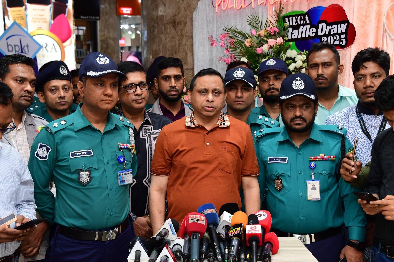 ঢাকা মহানগরে শপিংমলকেন্দ্রিক নিরাপত্তা ব্যবস্থা তদারকি প্রসঙ্গে ব্রিফিং অনুষ্ঠিত