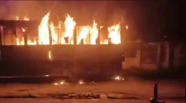 রাজধানীতে ৩ বাসে অগ্নিসংযোগ, বিভিন্ন স্থানে ককটেল বিস্ফোরণ