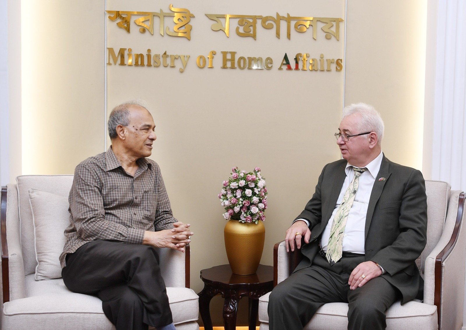 স্বরাষ্ট্র উপদেষ্টার সঙ্গে রাশিয়ার রাষ্ট্রদূত এর সাক্ষাৎ