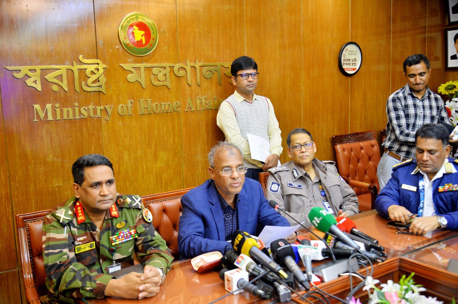 ত্রয়োদশ জাতীয় সংসদ নির্বাচন ঘিরে সর্বোচ্চ নিরাপত্তা ব্যবস্থা, মোতায়েন হবে প্রায় ৯ লাখ আইনশৃঙ্খলা বাহিনীর সদস্য: স্বরাষ্ট্র উপদেষ্টা