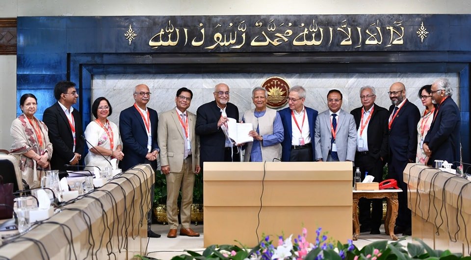 প্রধান উপদেষ্টার কাছে অর্থনৈতিক শ্বেতপত্র কমিটির চূড়ান্ত প্রতিবেদন হস্তান্তর