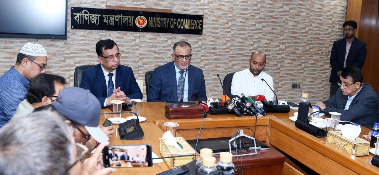 বিশ্ববাজারে দাম বৃদ্ধির কারনেই সয়াবিন তেলের নতুন দাম নির্ধারণ : বাণিজ্য উপদেষ্টা