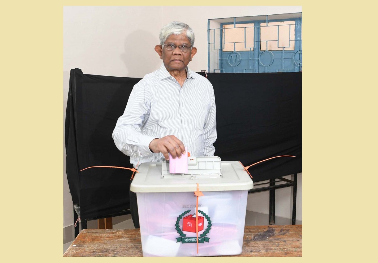 গুলশানে ভোট দিলেন অর্থ উপদেষ্টা ড. সালেহউদ্দিন আহমেদ