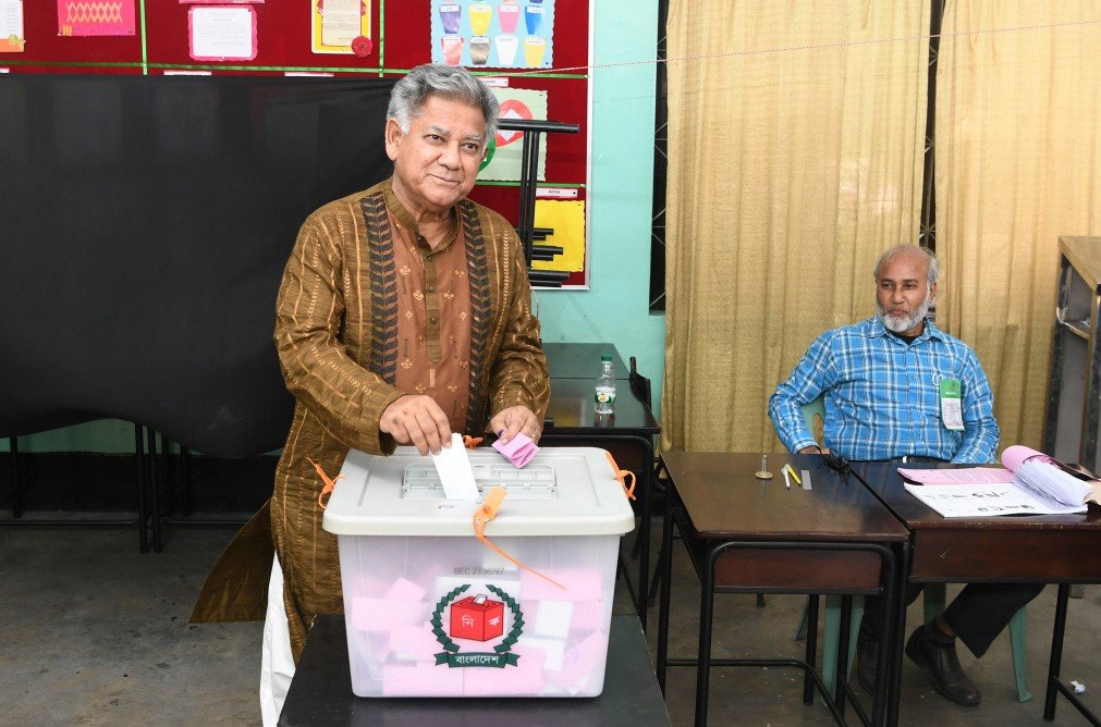 মহাখালীতে ভোট দিলেন নৌপরিবহন ও শ্রম উপদেষ্টা ড. এম সাখাওয়াত হোসেন