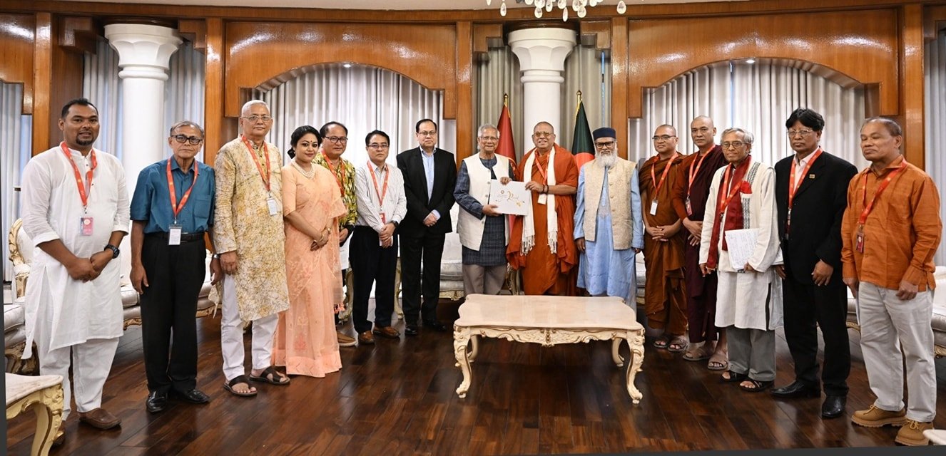 বৌদ্ধ পূর্নিমা উপলক্ষে বৌদ্ধ ধর্মগুরুরা প্রধান উপদেষ্টার সাথে সৌজন্য সাক্ষা করেন