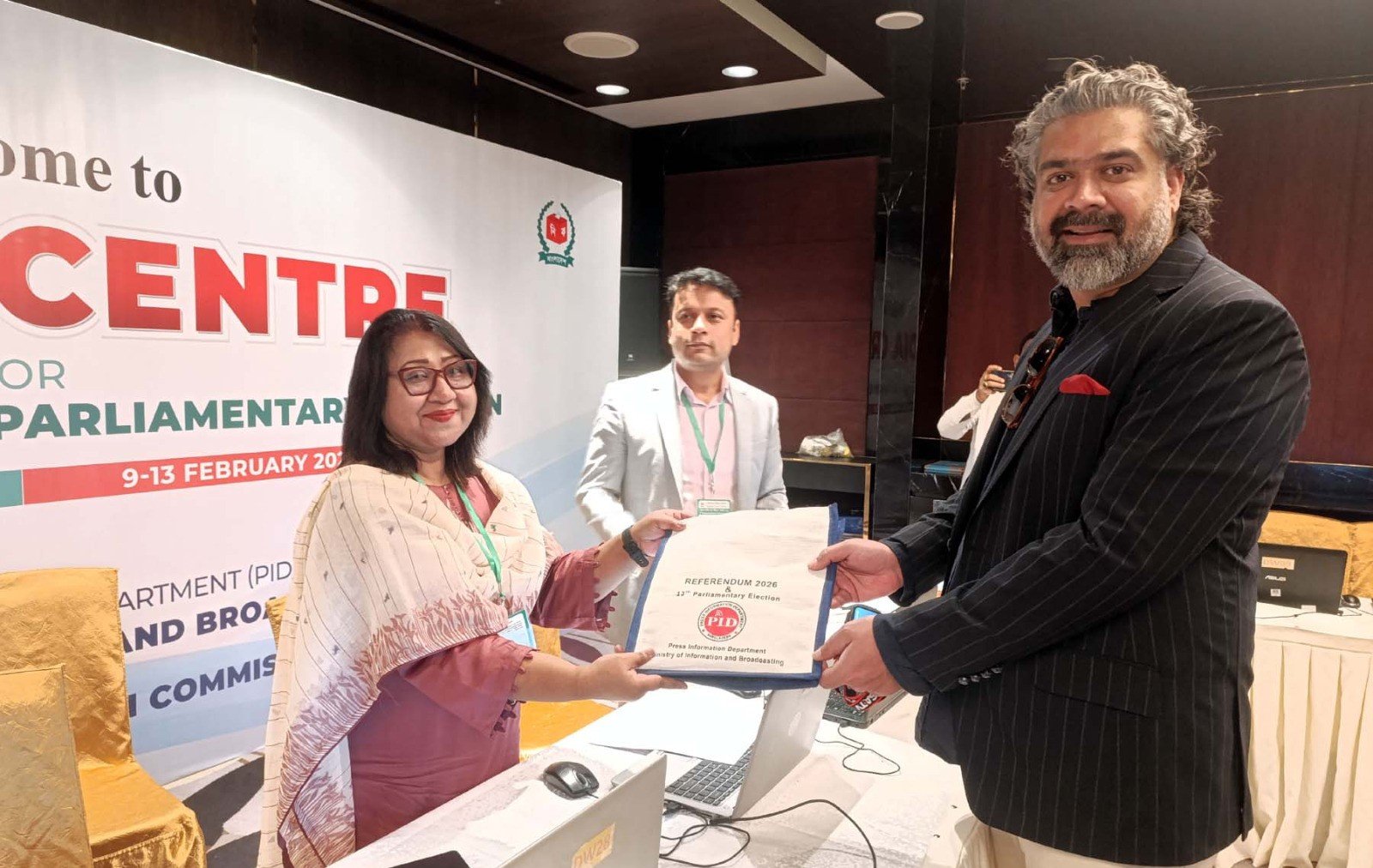 গণভোট–২০২৬ ও ত্রয়োদশ জাতীয় সংসদ নির্বাচন উপলক্ষ্যে বিদেশি সাংবাদিকদের জন্য মিডিয়া কিট বিতরণ