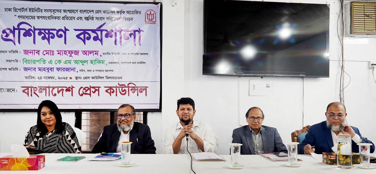 গুজব ও অপতথ্যের বিরুদ্ধে গণমাধ্যমকে শক্ত অবস্থান নিতে হবে : তথ্য উপদেষ্টা