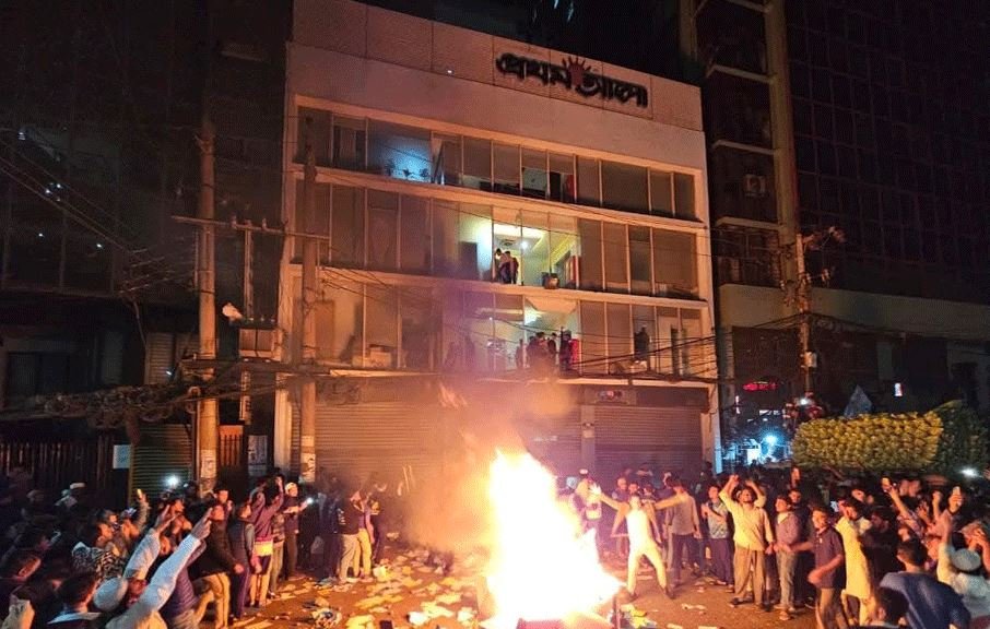 প্রথম আলো ও ডেইলি স্টারে হামলা-ভাঙচুর-আগুন