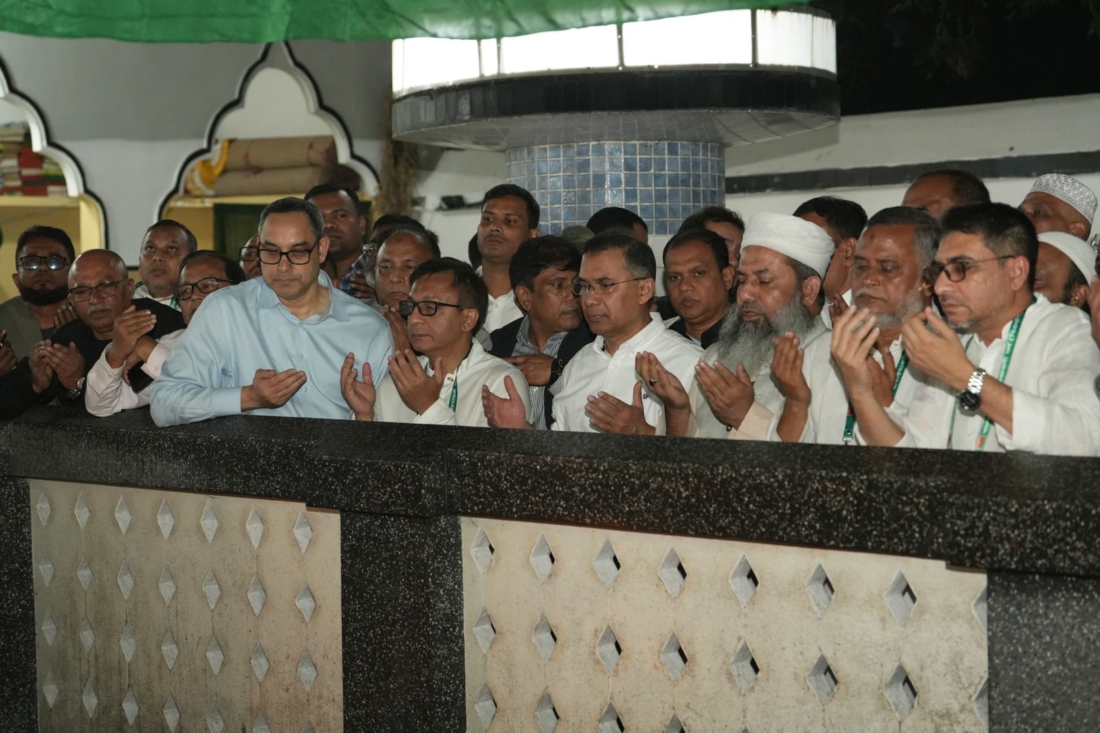 সিলেটে হযরত শাহজালাল (রহ.)-এর মাজার জিয়ারত করলেন তারেক রহমান