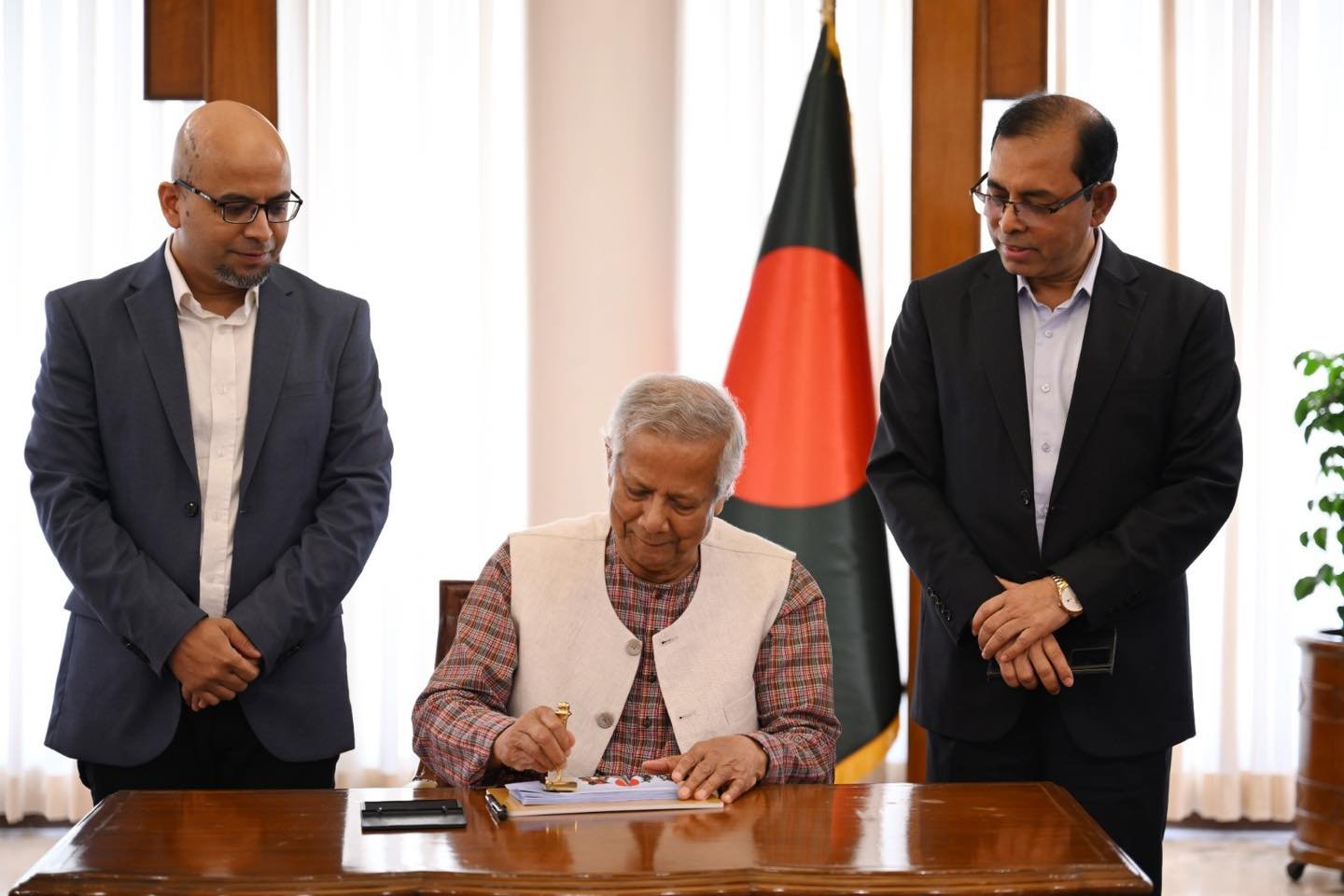 মহান স্বাধীনতা ও জাতীয় দিবস ২০২৫ উপলক্ষে স্মারক ডাকটিকিট অবমুক্ত করলেন প্রধান উপদেষ্টা