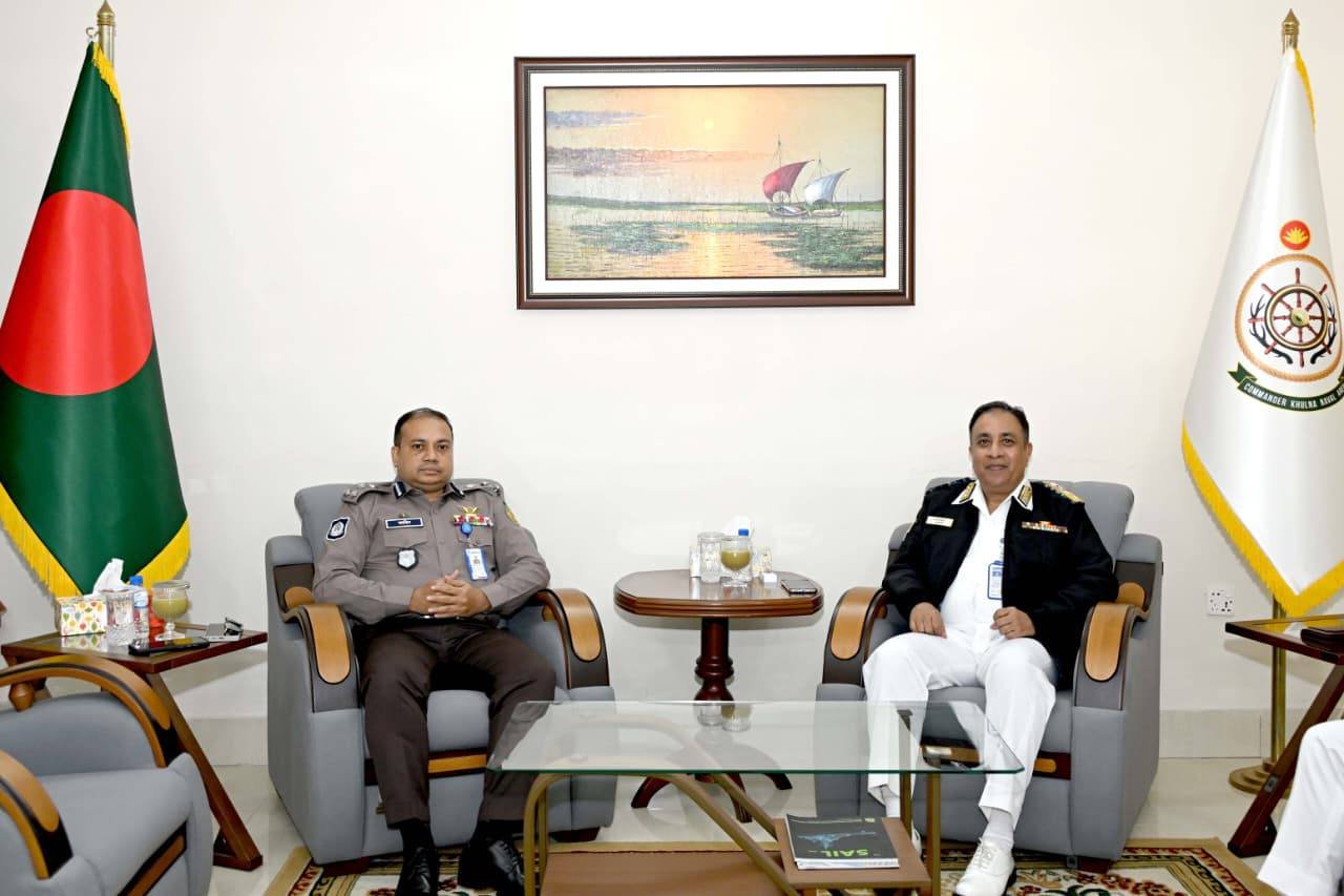 খুলনা নৌ অঞ্চলের প্রধানের সাথে সৌজন্য সাক্ষাৎ করলেন কেএমপি কমিশনার