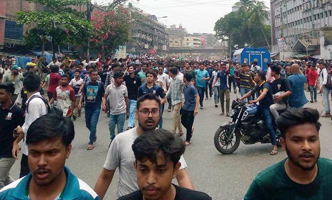 তিন দাবিতে ‘লংমার্চ টু যমুনা’ অভিমুখে জবি শিক্ষার্থীরা