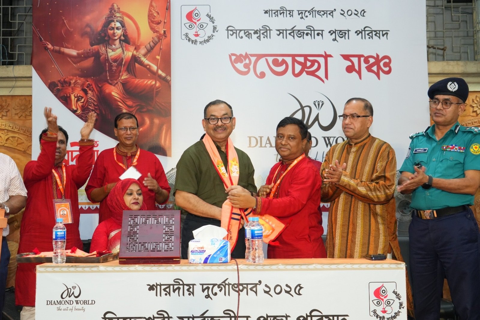 রাজধানীর সিদ্ধেশ্বরী কালী মন্দিরে নিরাপত্তা ব্যবস্থা পরিদর্শন করলেন ডিএমপি কমিশনার