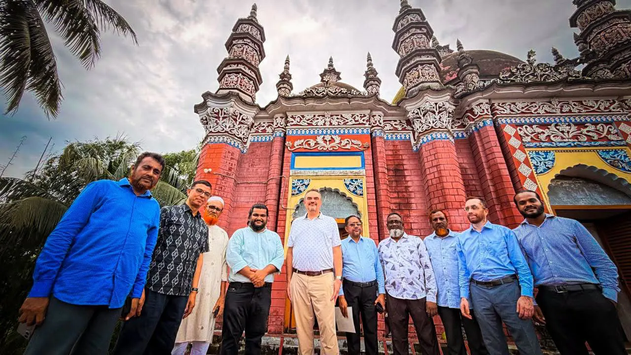 বরিশালের কড়াপুর মিয়া বাড়ি মসজিদের স্থাপত্যে মুগ্ধ মার্কিন রাষ্ট্রদূত