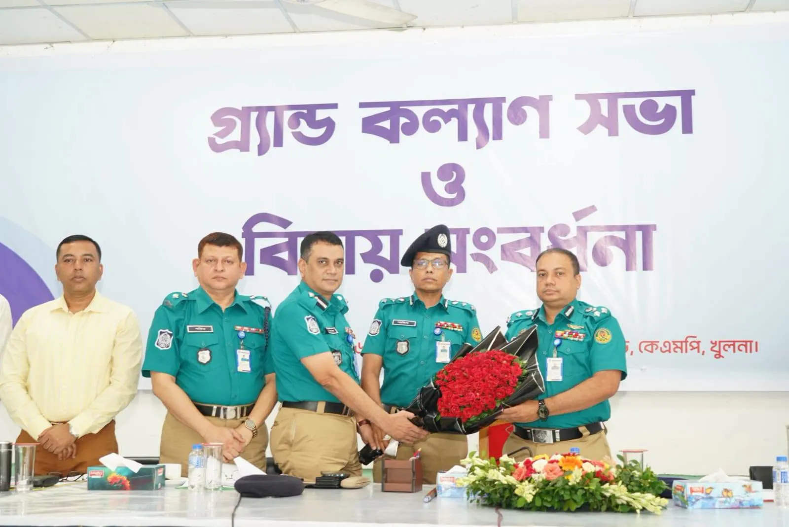 ফুলেল শুভেচ্ছা ও সম্মাননায় বিদায় নিলেন কেএমপি পুলিশ কমিশনার