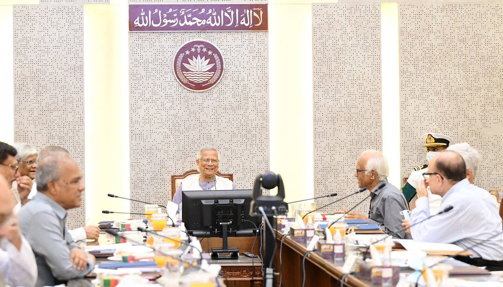 সচিবালয়ে উপদেষ্টা পরিষদের বৈঠক করলেন প্রধান উপদেষ্টা