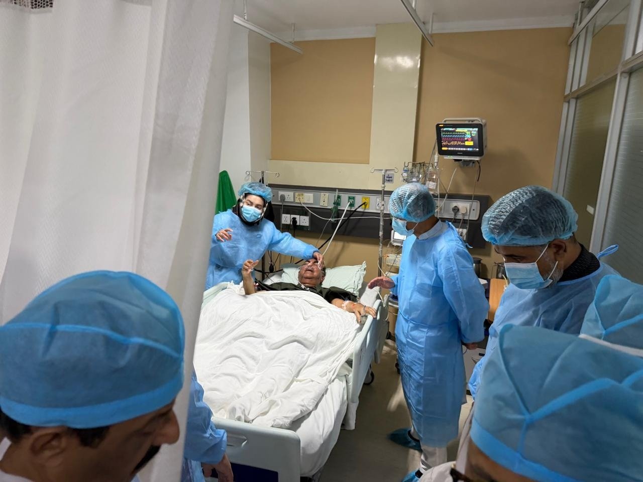 এভারকেয়ার হাসপাতালে চিকিৎসাধীন মির্জা আব্বাস-কে দেখতে গেলেন প্রধানমন্ত্রী তারেক রহমান