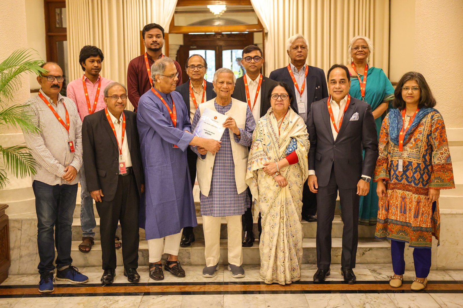প্রধান উপদেষ্টার কাছে গণমাধ্যম সংস্কার কমিশনের প্রতিবেদন হস্তান্তর