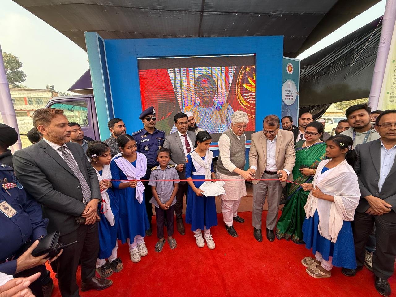 কিশোরগঞ্জ জেলায় গণভোট বিষয়ক মতবিনিময় সভা ও ভোটের গাড়ির উদ্বোধন করলেন স্থানীয় সরকার উপদেষ্টা আদিলুর রহমান খান