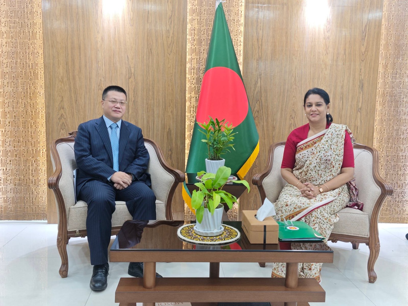 পরিবেশ উপদেষ্টার সাথে সৌজন্য সাক্ষাৎ করলেন চীনের রাষ্ট্রদূত