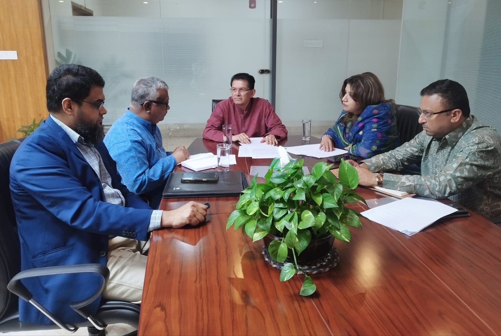 মধ্যপ্রাচ্যের উত্তেজনা: প্রবাসী বাংলাদেশিদের নিরাপত্তায় সরকারের গভীর উদ্বেগ, জরুরি বৈঠক অনুষ্ঠিত