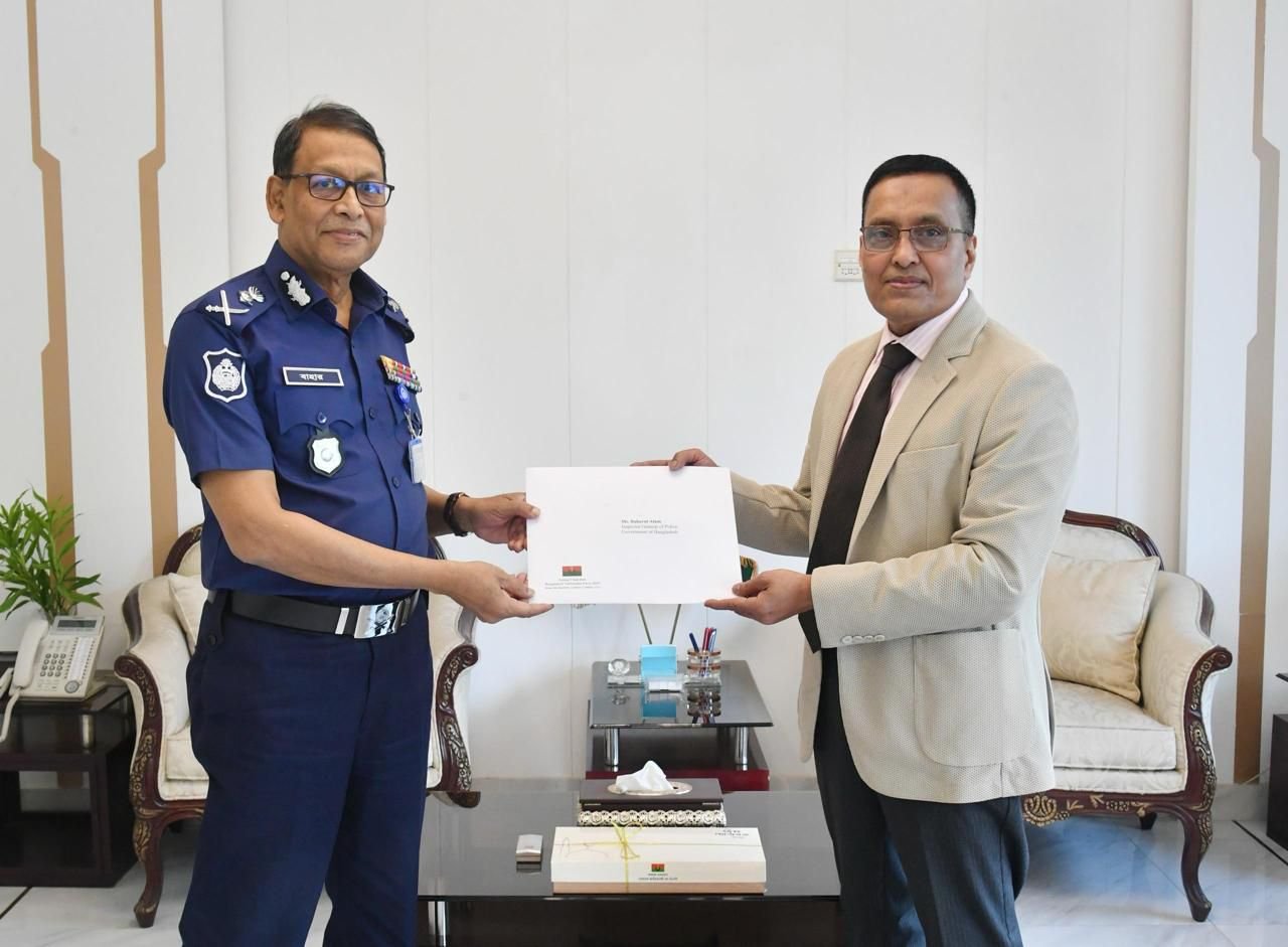 বিএনপি’র ভারপ্রাপ্ত চেয়ারম্যান তারেক রহমানের ঈদ শুভেচ্ছা কার্ড পুলিশ প্রধানের নিকট হস্তান্তর
