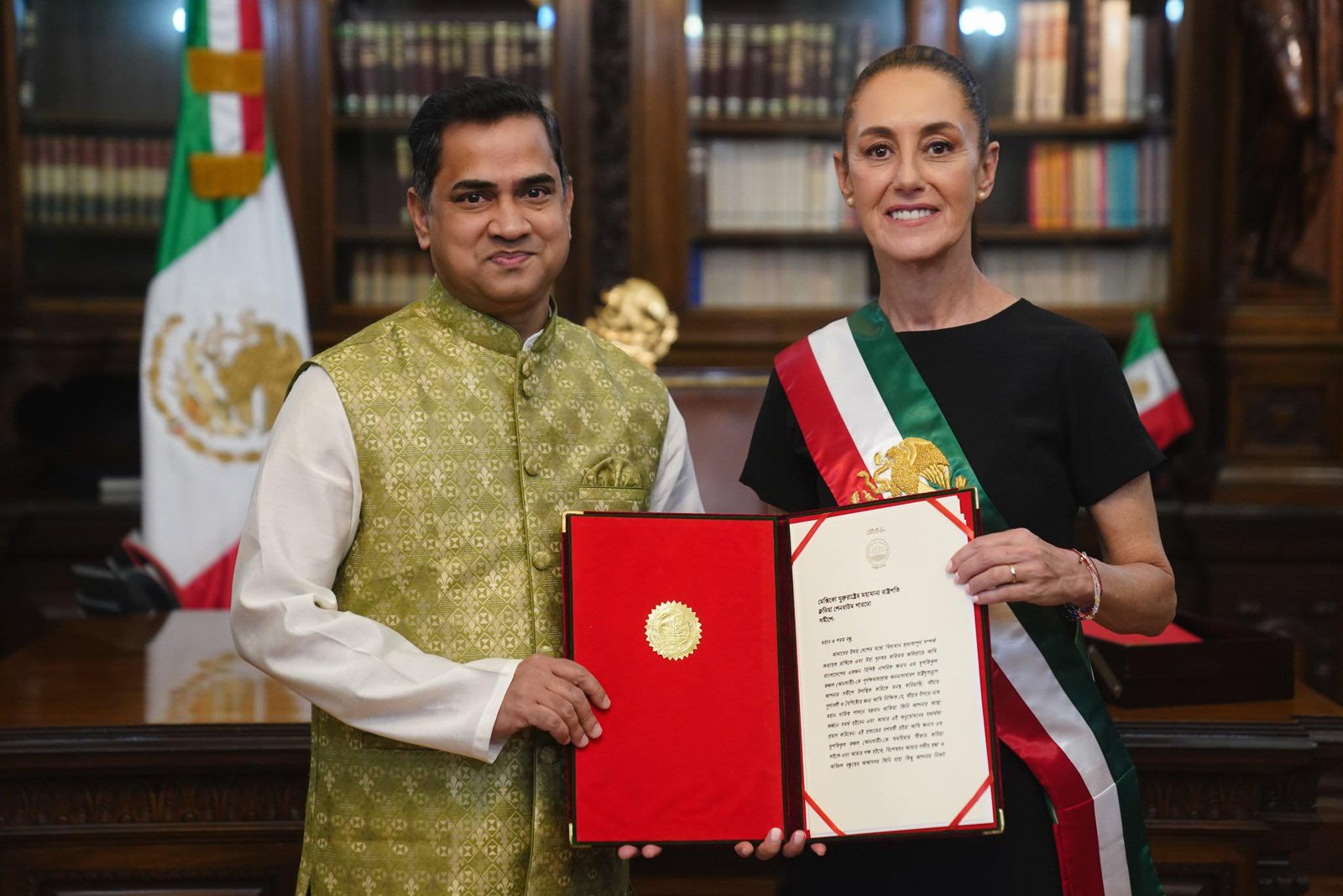 মেক্সিকোর প্রেসিডেন্টের কাছে পরিচয়পত্র পেশ রাষ্ট্রদূত মুশফিকুল ফজল আনসারীর
