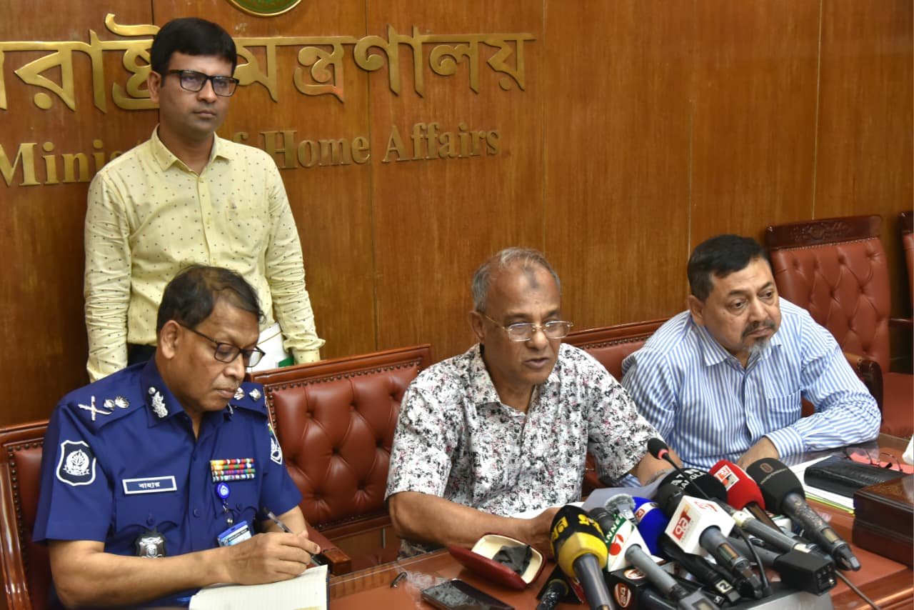 অন্তর্বর্তী সরকারের মেয়াদে ১৬০৪টি সড়ক অবরোধ করে আন্দোলন হয়েছে- স্বরাষ্ট্র উপদেষ্টা