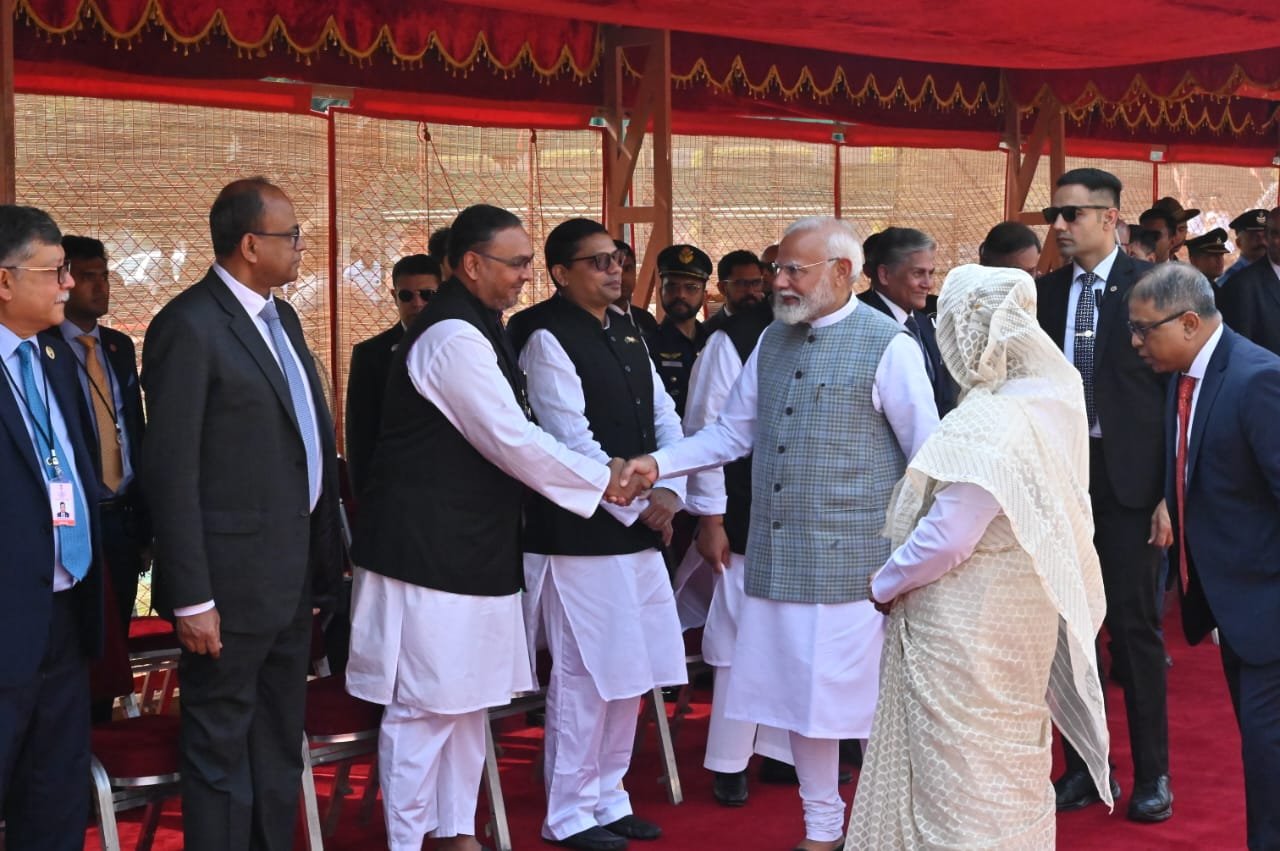 শনিবার (২২জুন) নয়াদিল্লিতে ভারতের রাষ্ট্রপতি ভবনে মাননীয় প্রধানমন্ত্রী শেখ হাসিনা'র মন্ত্রিসভার বাণিজ্য প্রতিমন্ত্রী আহসানুল ইসলাম টিটু'র সাথে ভারতের প্রধানমন্ত্রী নরেন্দ্র মোদি করমর্দন করছেন।