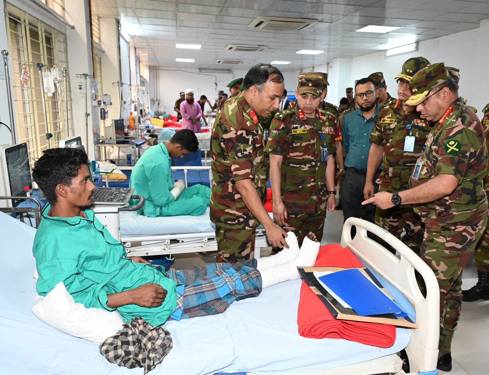 বৈষম্য বিরোধী ছাত্র আন্দোলনে আহত চিকিৎসাধীন ছাত্রগণকে পরিদর্শনে ঢাকা সিএমএইচ এ সেনাবাহিনী প্রধান।