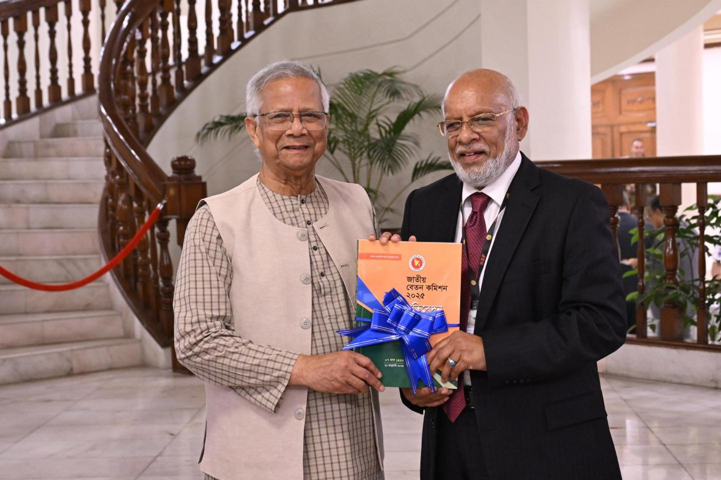 প্রধান উপদেষ্টার নিকট নবম জাতীয় বেতন কমিশনের প্রতিবেদন পেশ করা হয়েছে