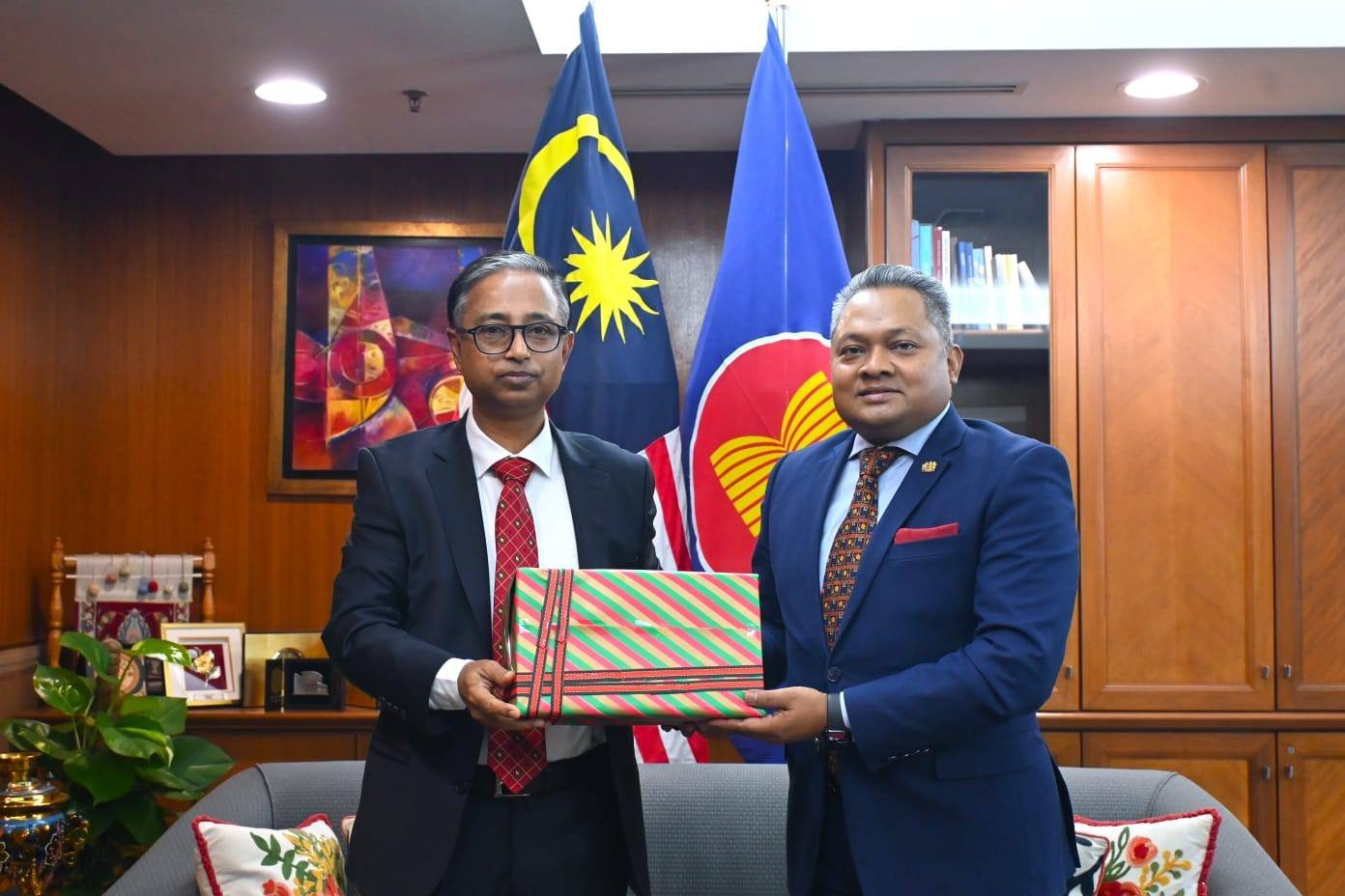মালয়েশিয়ার পররাষ্ট্র মন্ত্রণালয়ে বাংলাদেশ হাইকমিশনারের সৌজন্য সাক্ষাৎ