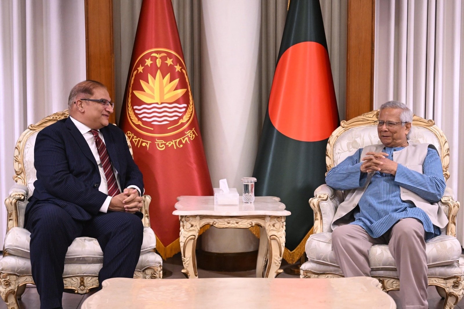 প্রধান উপদেষ্টার সাথে সাক্ষাৎ করেছেন পাকিস্তানের হাইকমিশনার