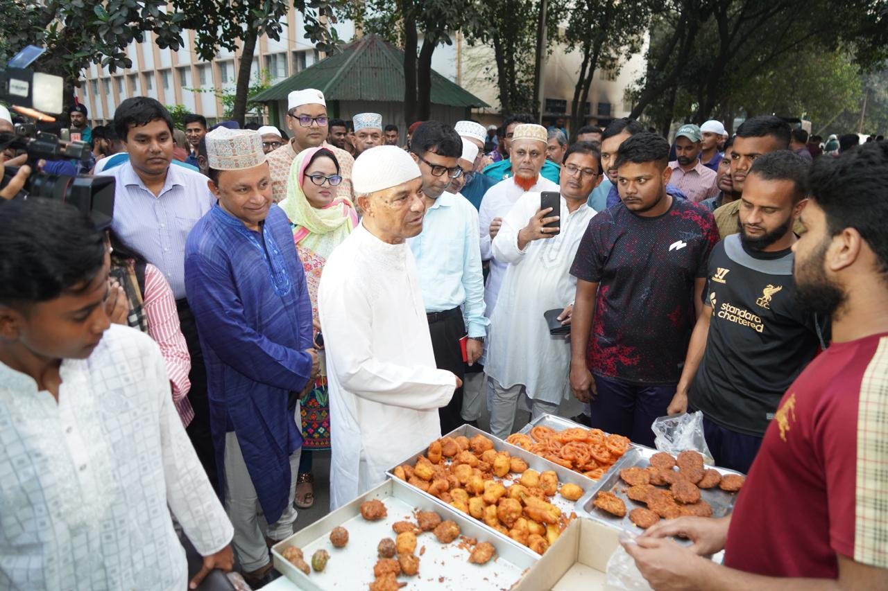 রমজানে জিনিসপত্রের দাম না বাড়ানোর জন্য ব্যবসায়ীদের প্রতি স্বরাষ্ট্র উপদেষ্টার অনুরোধ