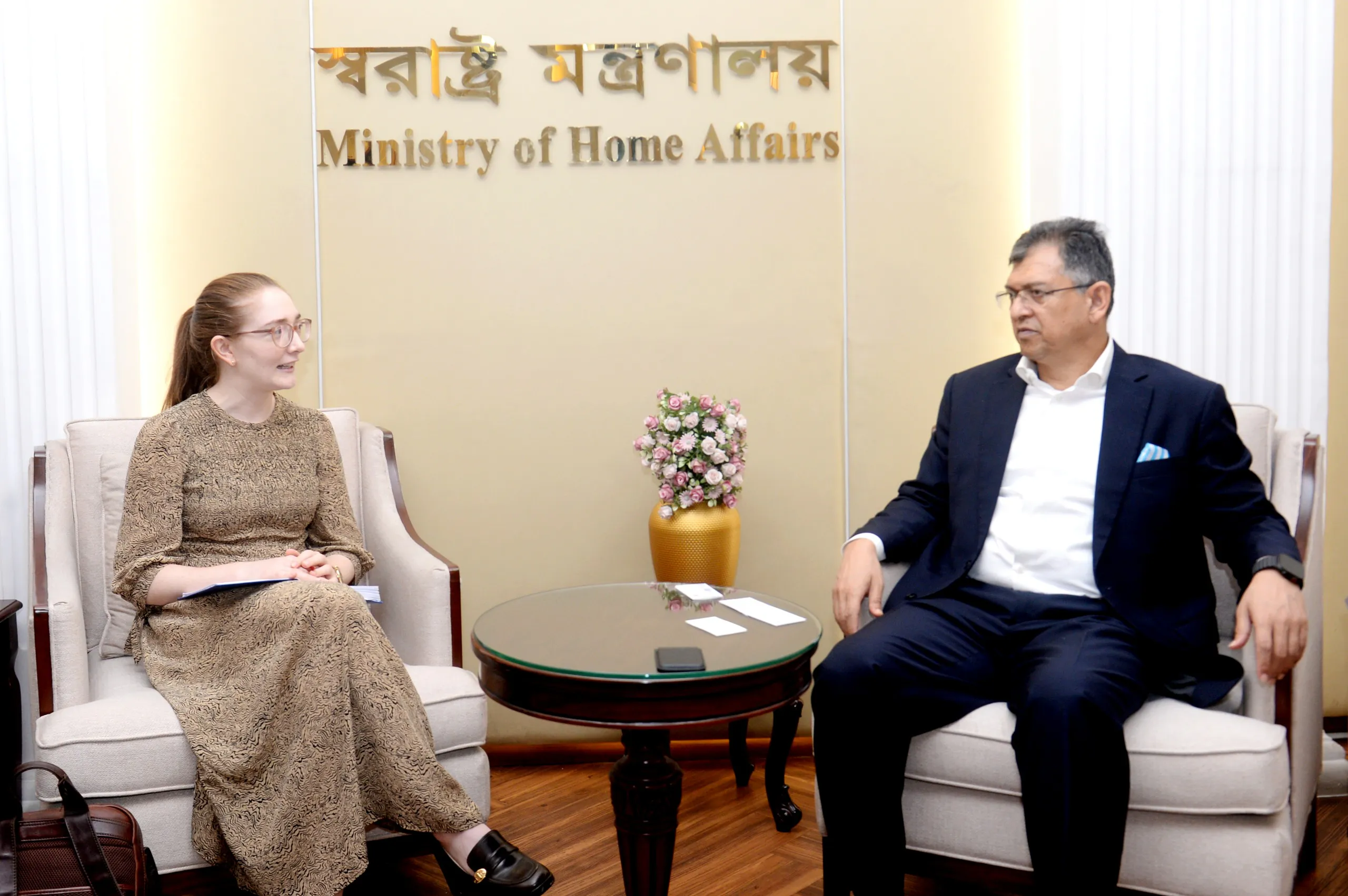 স্বরাষ্ট্রমন্ত্রীর সঙ্গে সৌজন্য সাক্ষাৎ করলেন ব্রিটিশ হাইকমিশন ও ডেমোক্রেসি ইন্টারন্যাশনালের যৌথ প্রতিনিধিদল